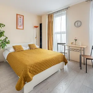 Cozy Modern Astoria Magic Orange Old Town Apartament